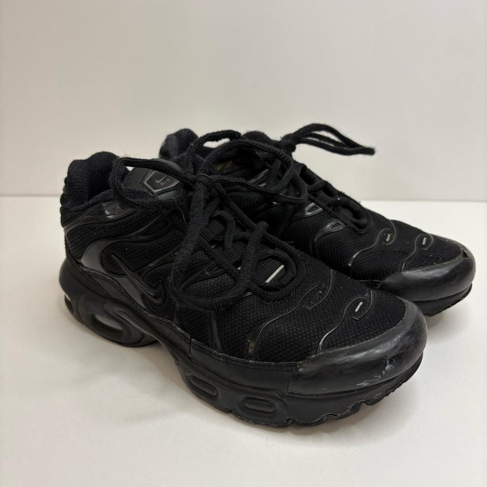 Nike Air Max Plus Triple Black Sneakers Youth Size 1 Running Athletic Shoes